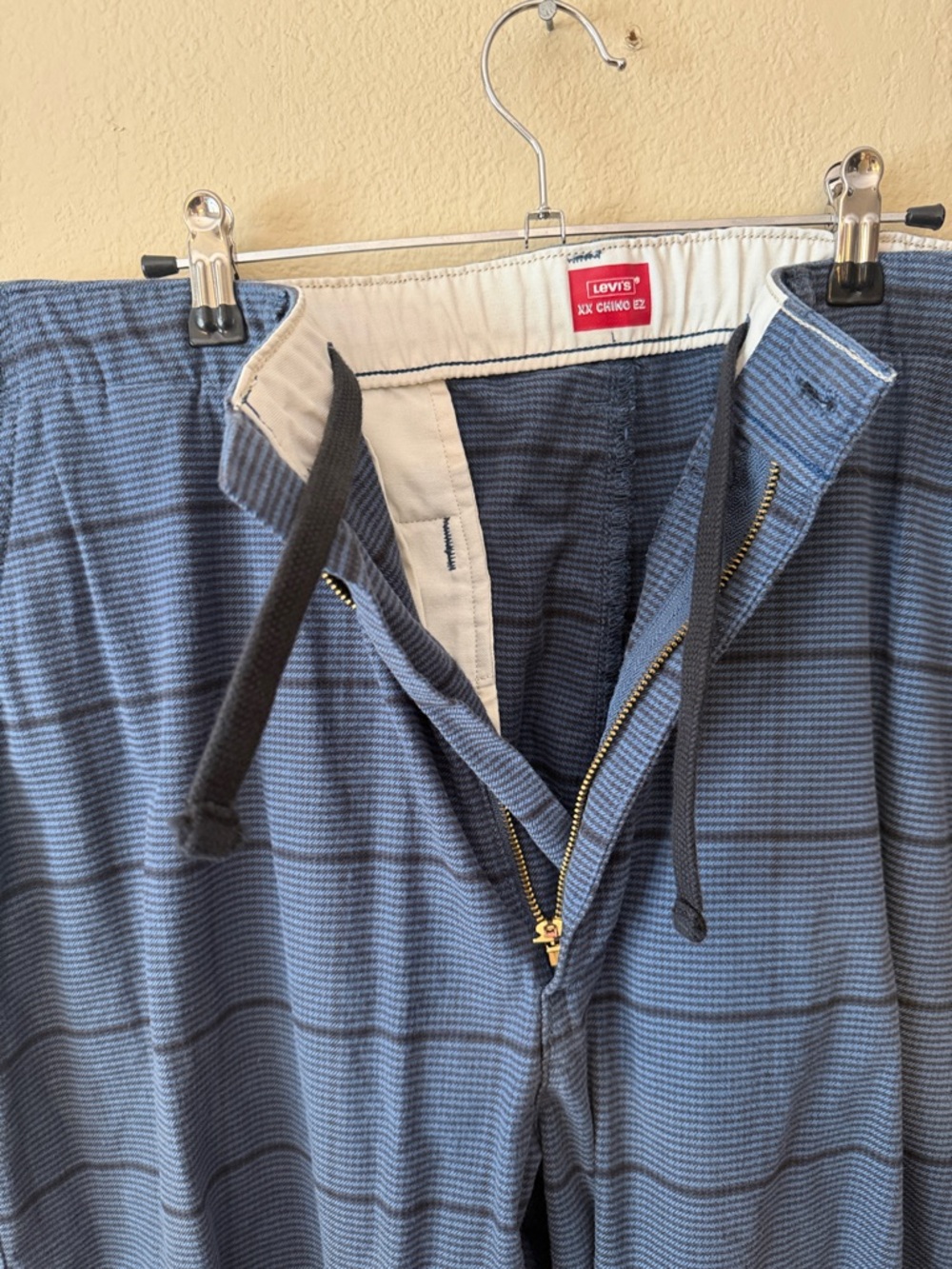 Levi’s Men's Blue Plaid Casual Chino Pants - Picture 4 of 5